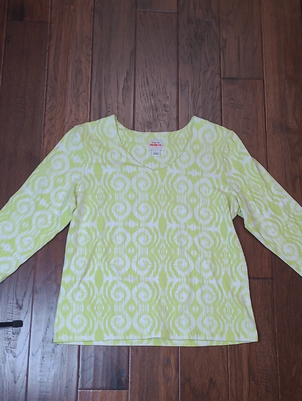 Ruby Rd Chartreuse/Lime Green & White Patterned V-Neck Blouse size Large